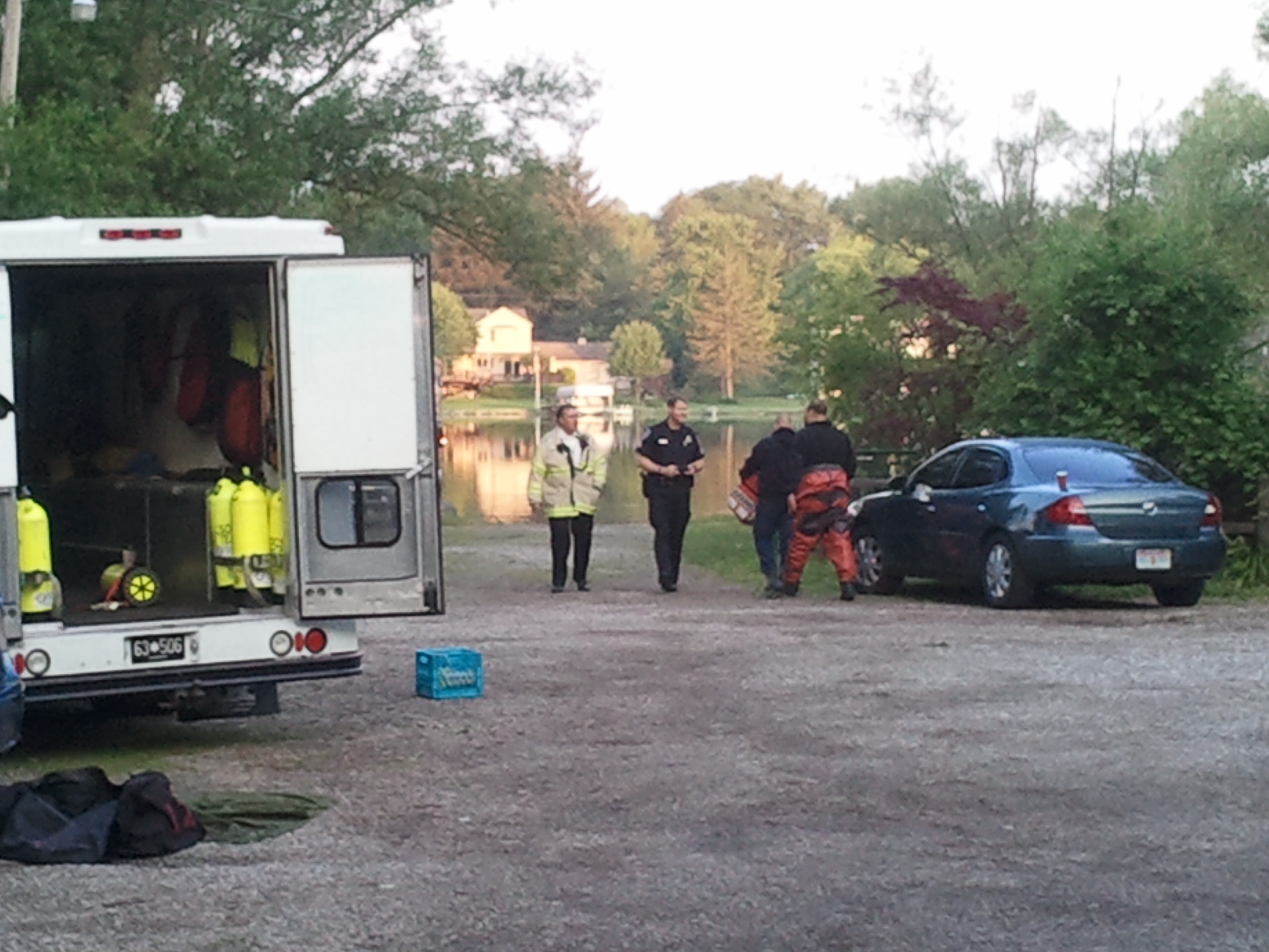 Oakland County Sheiff's Office Dive team members and local West Bloomfield Township police work side-by-side to find missing swimmer. (Credit: Mike Campbell/WWJ Newsradio 950)
