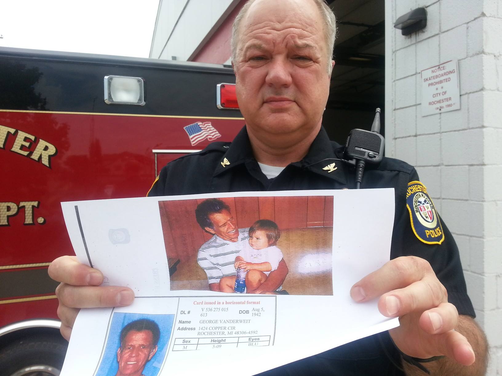 Rochester Police Chief Steve Schettenhelm holds a photo of George Vanderweit, who was last seen on July 5. (credit: Kathryn Larson/WWJ Newsradio 950)