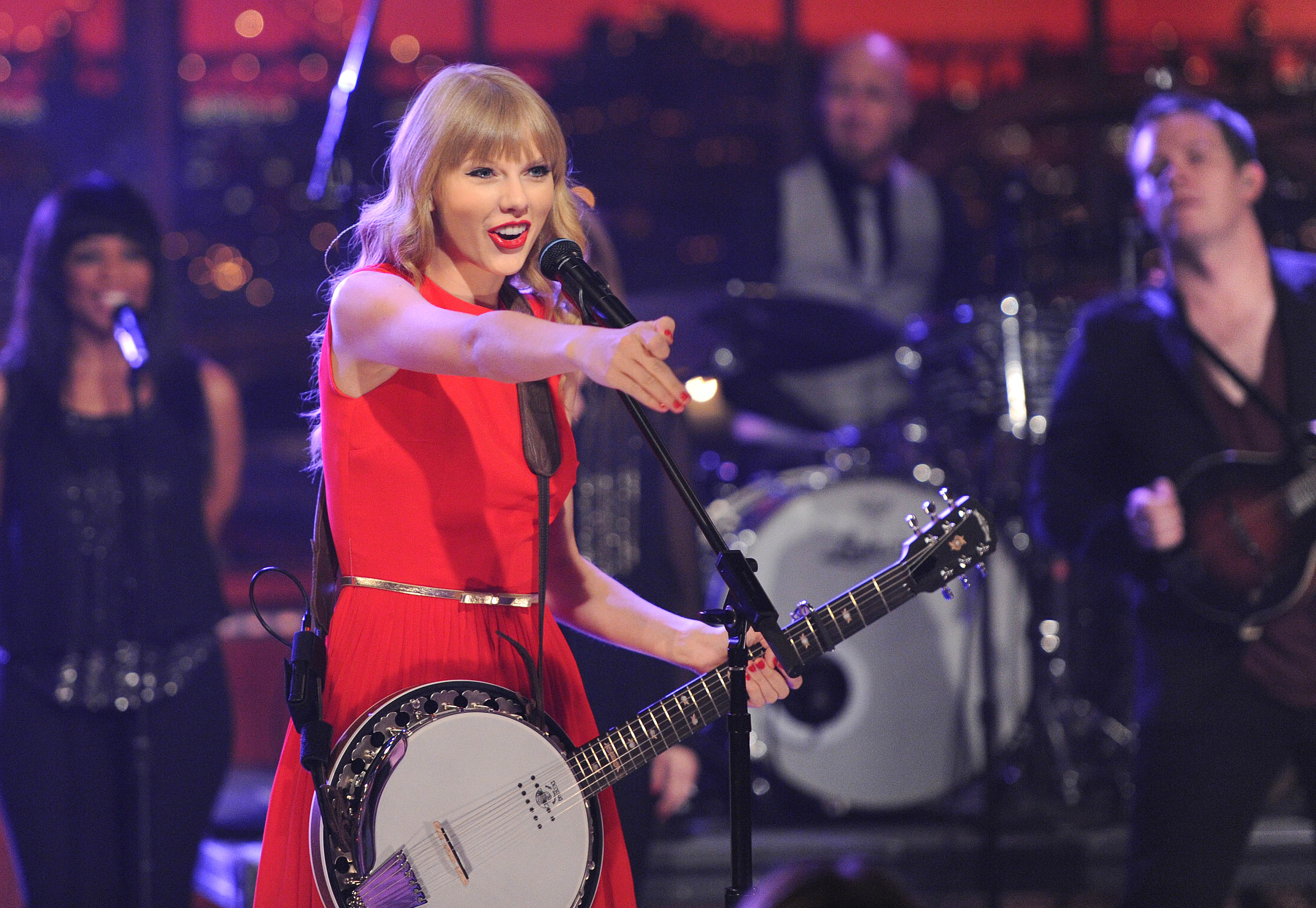 Taylor Swift Sings Answers Fan Questions For Live From New York Cbs Detroit