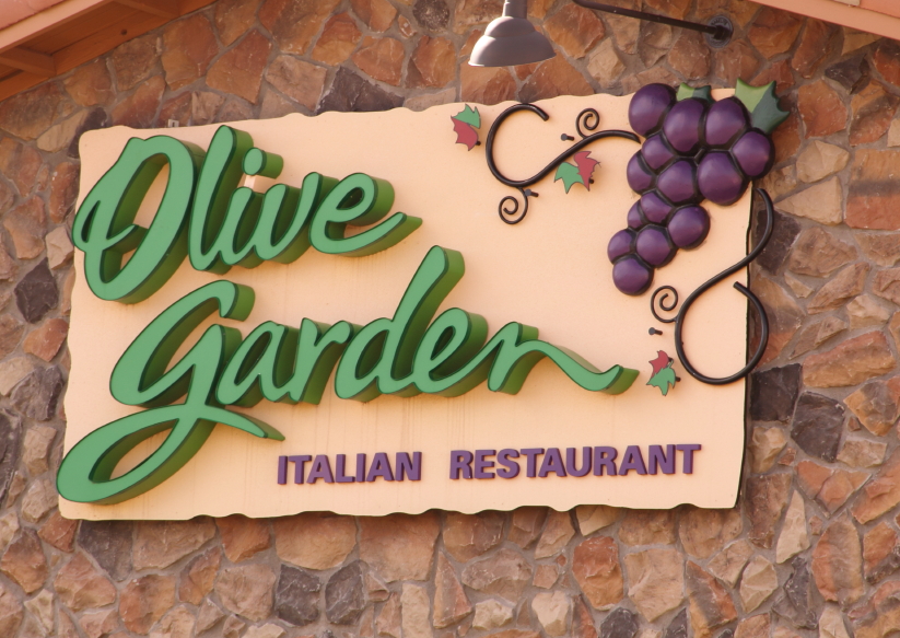 Lawsuit Olive Garden Management Stopped Cpr On Dying Woman Cbs
