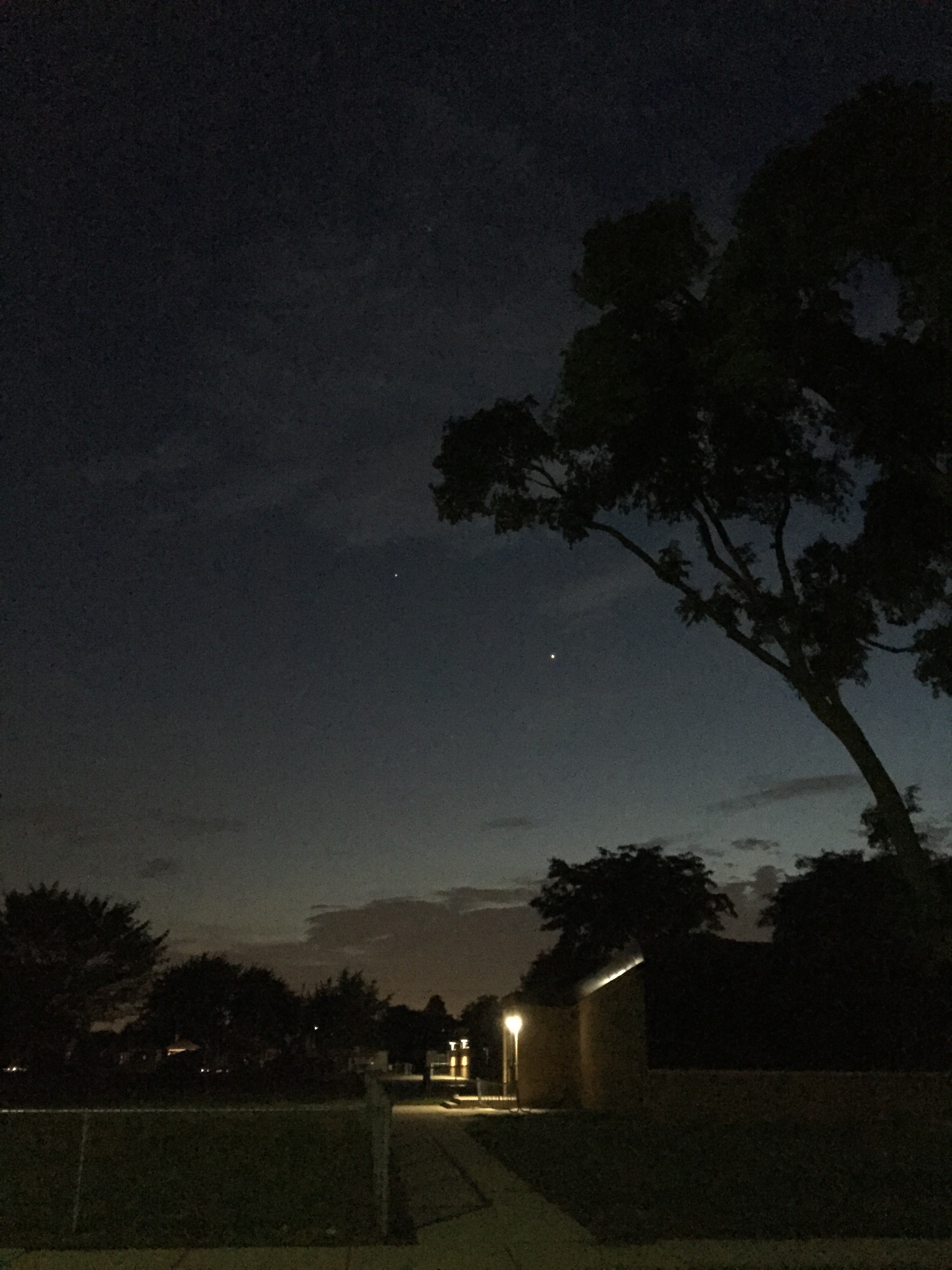 L) Jupiter high in the sky - on the right is the planet Venus. (Credit/Evan Jankens)