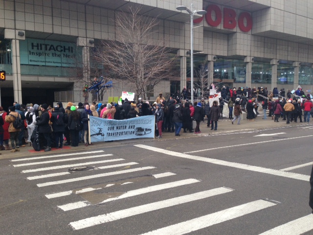 Demonstrators protest outside Cobo Center in Detroit. (photo: Vickie Thomas/WWJ)